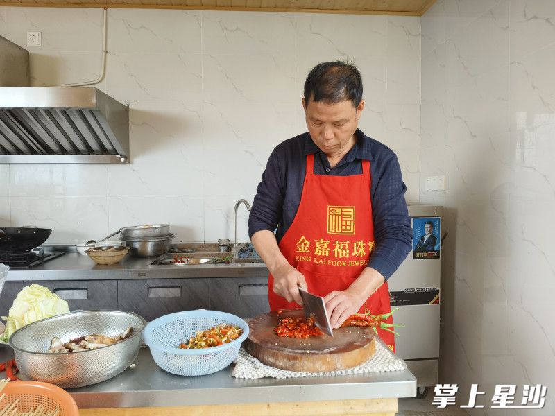 村民在周边开设家庭餐馆，在家门口实现增收。
