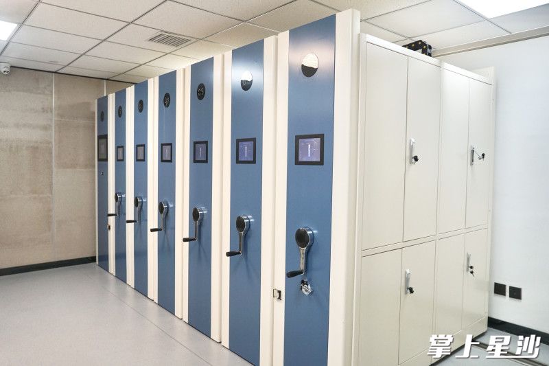 由宏瑞文博自主研发的电动智能密集型文物储藏柜，可直观查看文物所处的温度和湿度。均为彭永礼 摄