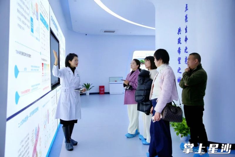公司展厅内，工作人员在介绍企业情况。
