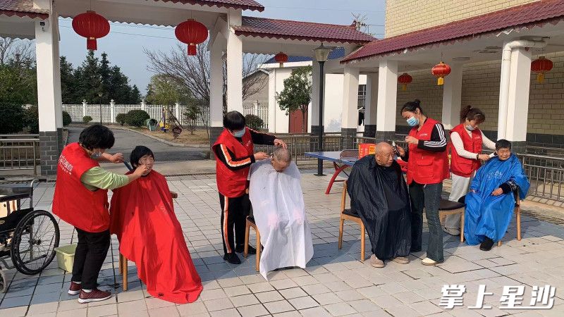 “爱心义剪”活动现场。安沙镇供图 “爱心义剪”活动现场。安沙镇供图