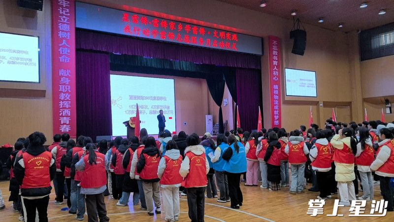 “中国好人”唐林为物流学院大学生宣讲自己的公益故事。均为街道供图