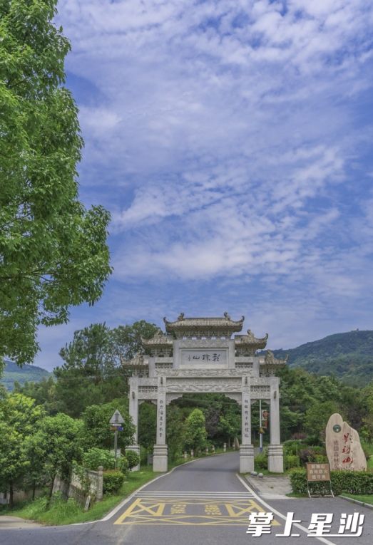 蓝天白云下，影珠山翠色欲滴。章帝 摄