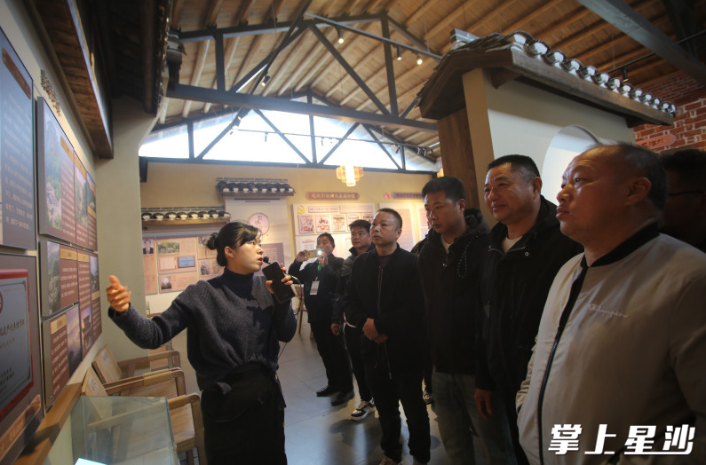 图为喻敏在进行讲解。宋彬彬 摄