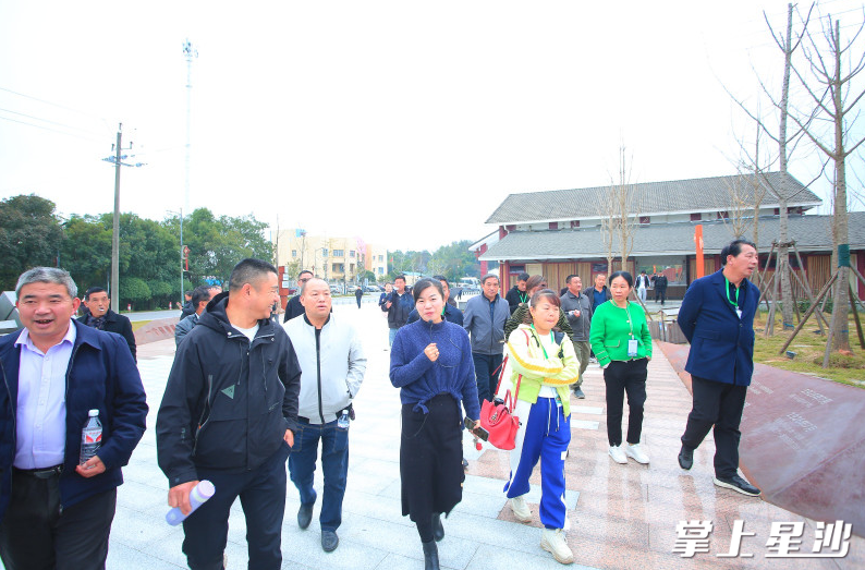 图为喻敏在接待团队。宋彬彬 摄