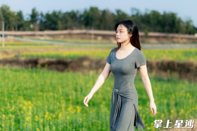 游客在花海中打卡，田间地头变身“走秀T台”。