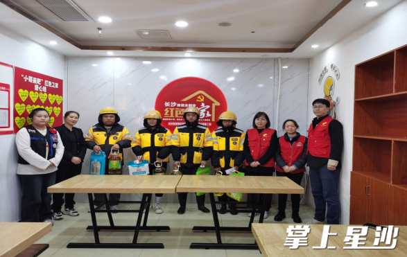 活动现场,4位外卖骑手收到了爱心商家的负责人为他们送上的生活物资。 活动现场,4位外卖骑手收到了爱心商家的负责人为他们送上的生活物资。