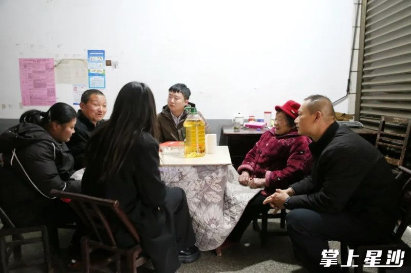 慰问现场。均为丁佳 摄