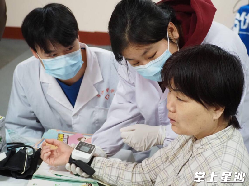 义诊现场。均为湘龙街道万景社区供图