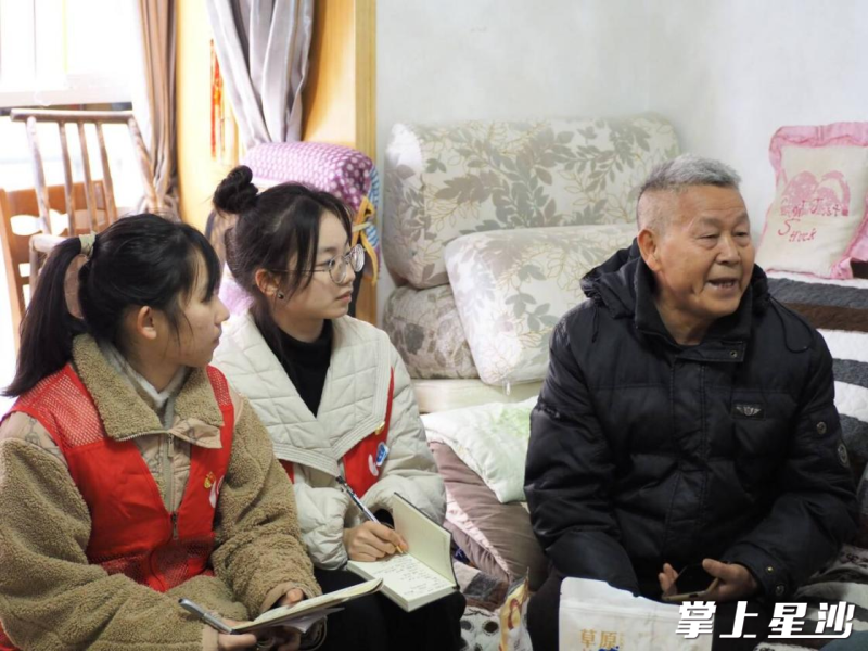 走访慰问现场。