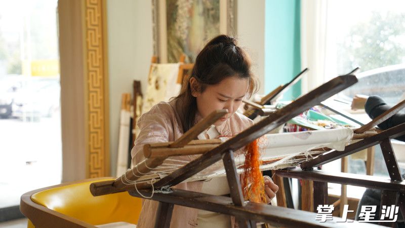 雅绣集湘绣艺术馆主理人蒲宇凤现场制作湘绣作品。邬振 摄