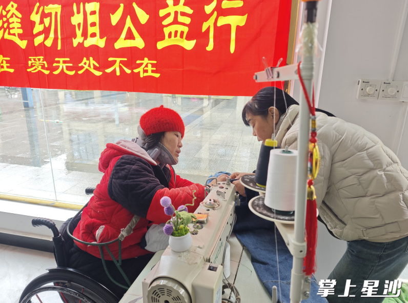 在龙塘社区，“肚子缝纫姐”唐漫霞为居民免费爱心缝补。吴婉沁 摄