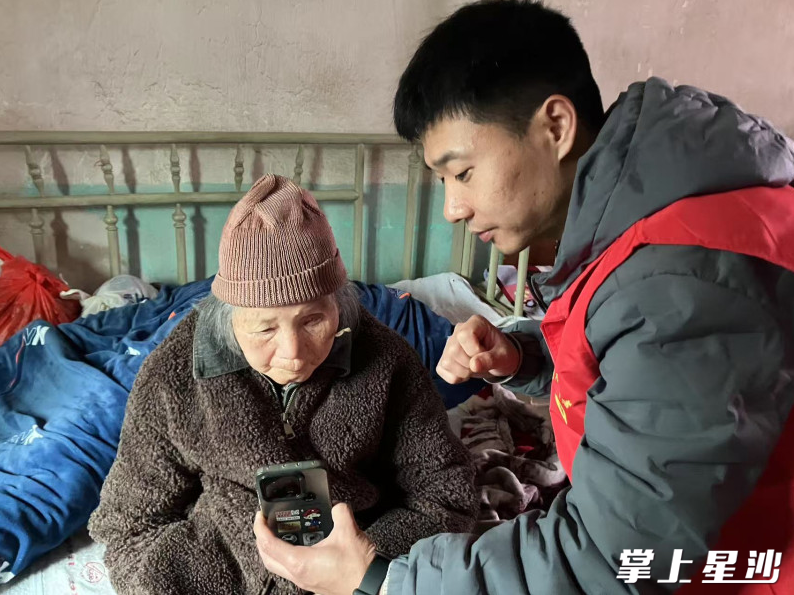 崩坎村志愿者上门为老人进行养老认证。崩坎村供图