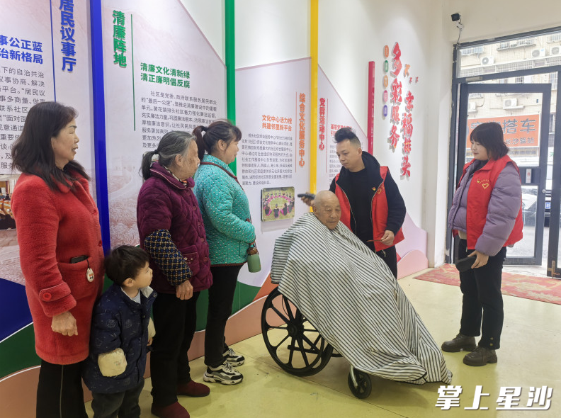 排头社区预备党员单为罗为老人理发。排头社区供图