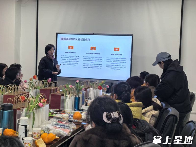 律师为妇女讲解法律知识。