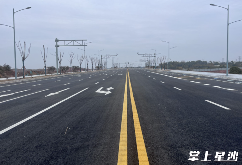 进入建设收尾阶段的道路实景图。王俊 摄