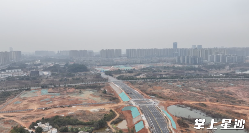 道路正在进行建设收尾阶段。艾哲文 摄