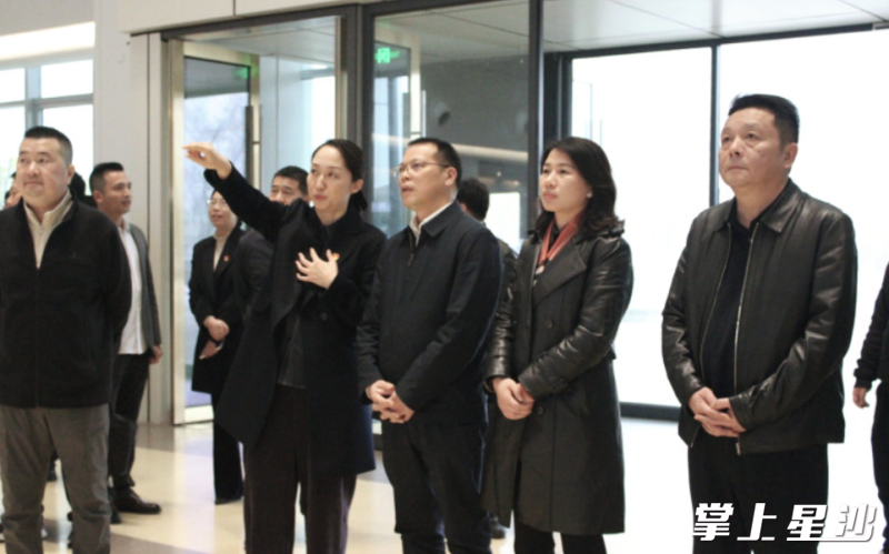 视察组在参观县人民医院。均为宋彬彬 摄