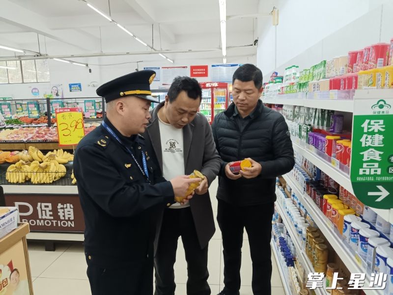 活动现场，工作人员帮助居民群众辨别假冒伪劣产品，练就“火眼金睛”。 安沙镇供图