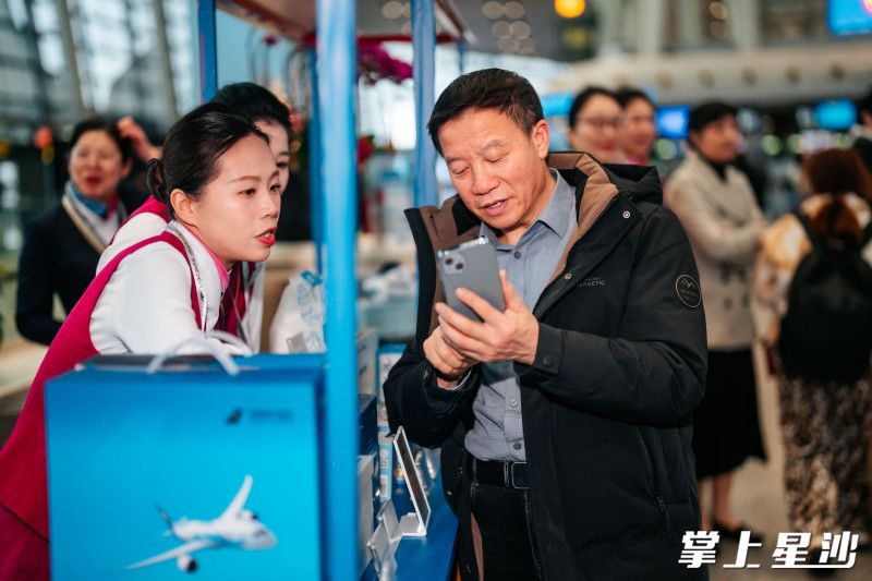 活动吸引众多旅客询问权益。均为长沙机场供图