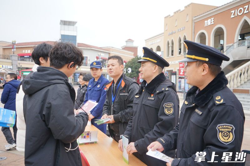 黄花市监所、黄花镇应急事务中心工作人员向现场大学生普法。