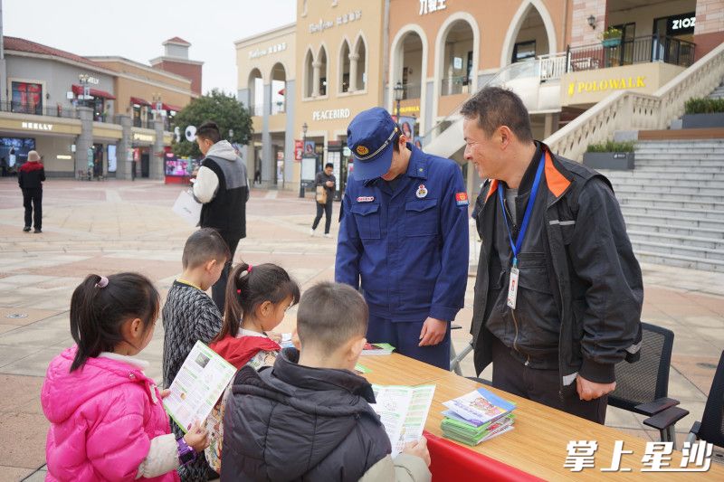 小朋友围聚在宣传点位前学习食品安全知识。