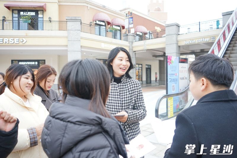 镇妇联负责人为女性消费者普及妇女权益相关法规。
