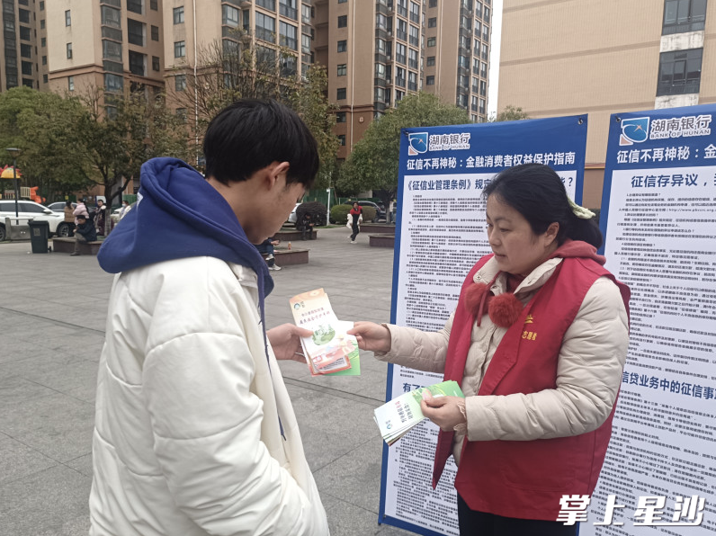 㮾梨公租房的广场上社区工作人员热情地向过往的居民群众发放宣传资料。㮾梨街道供图