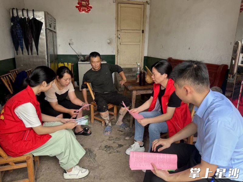 安沙镇开展上门走访，全力营造“讲道德，做好人，树新风”的浓厚氛围。
