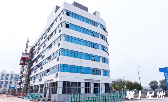 兰暄国际贸易及物流加工总部新建项目位于长沙自贸临空区，目前工程进度稳步推进，主体结构将于本周内圆满完工。刘思源 摄