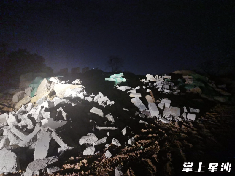 建筑垃圾可疑堆放点现场。 建筑垃圾可疑堆放点现场。