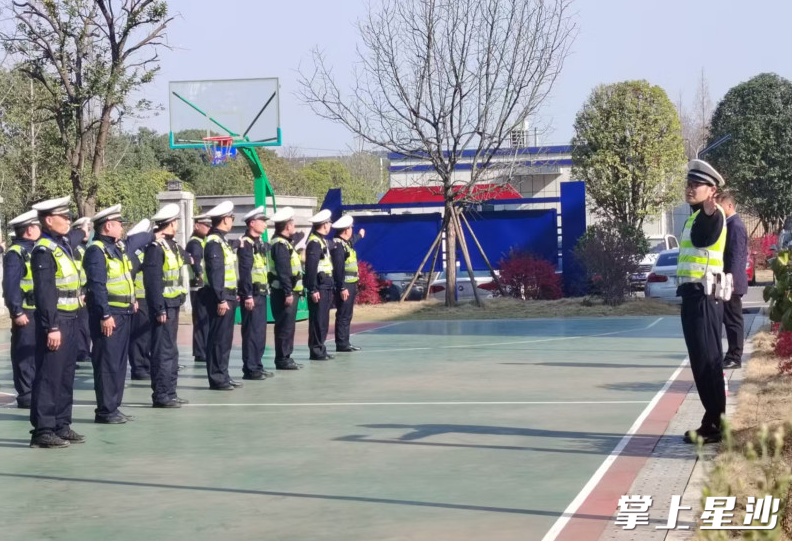 交警黄花中队全体警员精神饱满，着装整齐，秩序井然，一遍一遍跟练交警手势。交警黄花中队供图