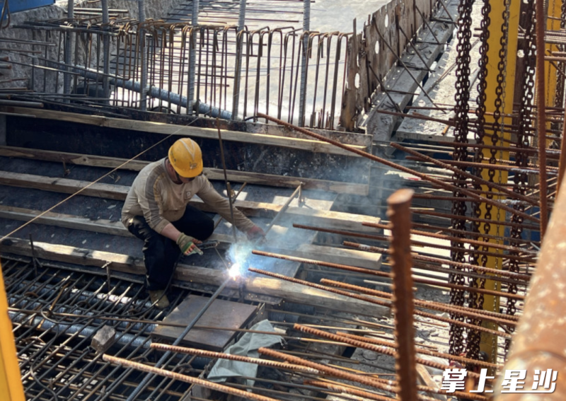 一线施工人员加快推进项目建设，全力冲刺年底完工的目标。林正茂 摄