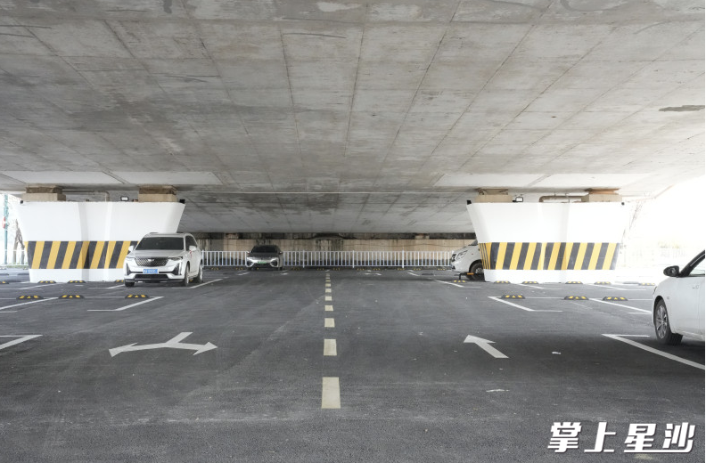 长沙县万家丽北路捞刀河北侧桥下停车场改造已顺利完成。均为杨欣雨 摄