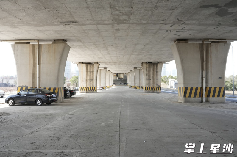 城管部门将在剩余空间打造货车专属“停泊港”，预计可容纳20余辆大型车辆。