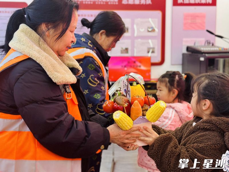 近日，泉塘街道泉东社区儿童之家开展“萌娃学雷锋 情暖环卫工”活动。均为县民政局供图