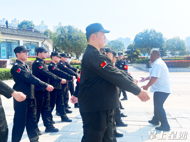 安保队员正在进行队列训练。