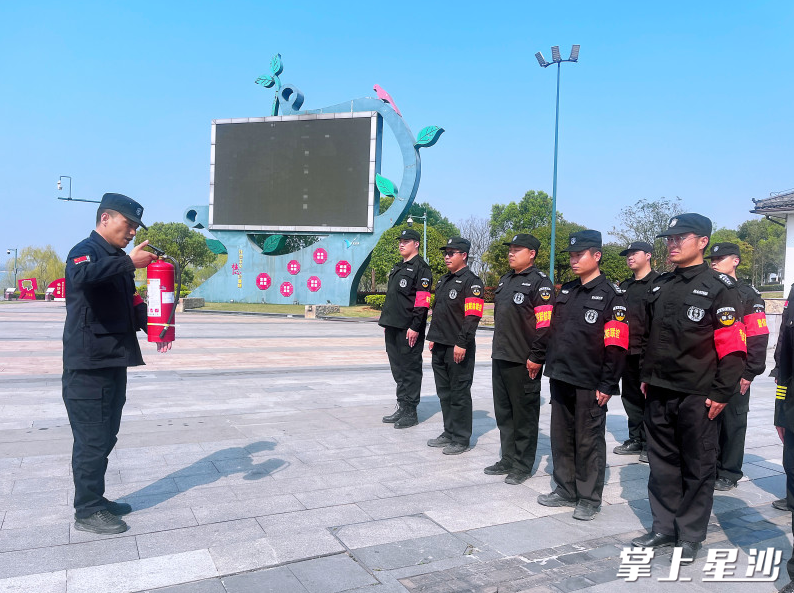 湖南松雅湖国家湿地公园的安保队员正在进行防灭火训练。均为王俊 摄