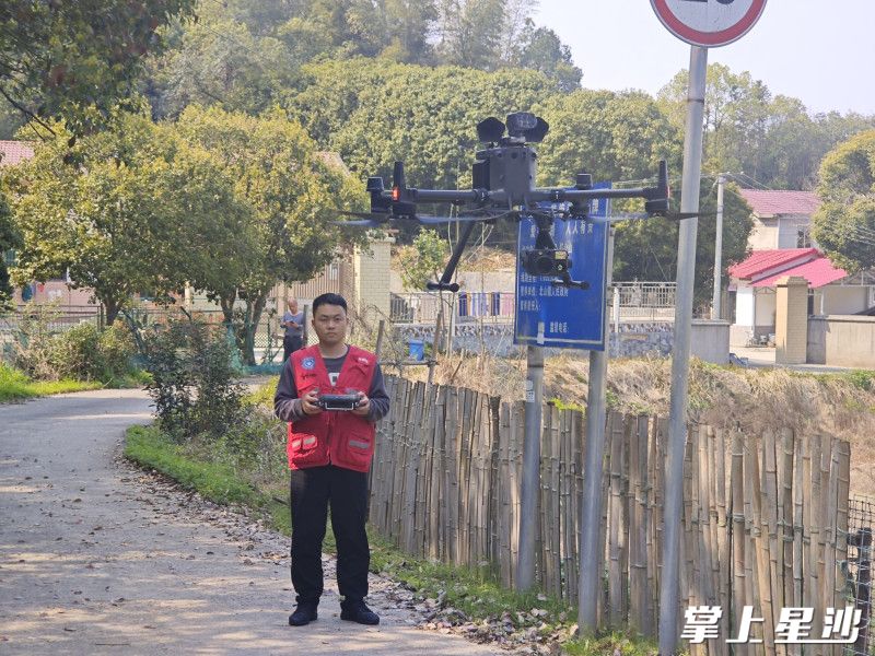 工作人员操作无人机进行巡查。