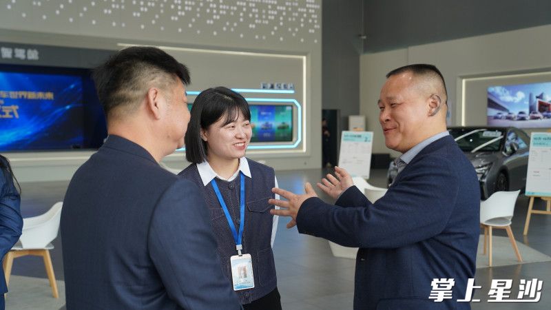 在走访中帮助企业解决实际问题。邬振 摄