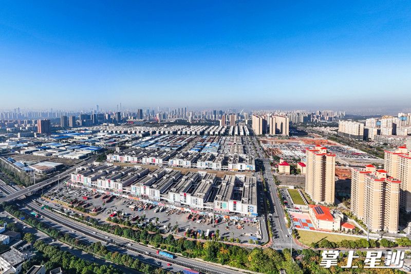 湘龙街道聚焦省“七大攻坚”和市“三促三稳三提”工作要求，加速推动汽车消费市场转型升级，为经济社会高质量发展注入新动能。章帝 摄