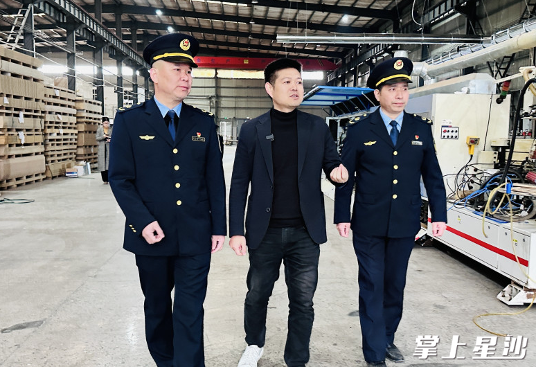 长沙县行政执法局推行“四有”模式规范涉企执法检查，擦亮“在星沙 都最好”营商环境品牌。图为执法队员为企业开展普法宣传。长沙县行政执法局供图