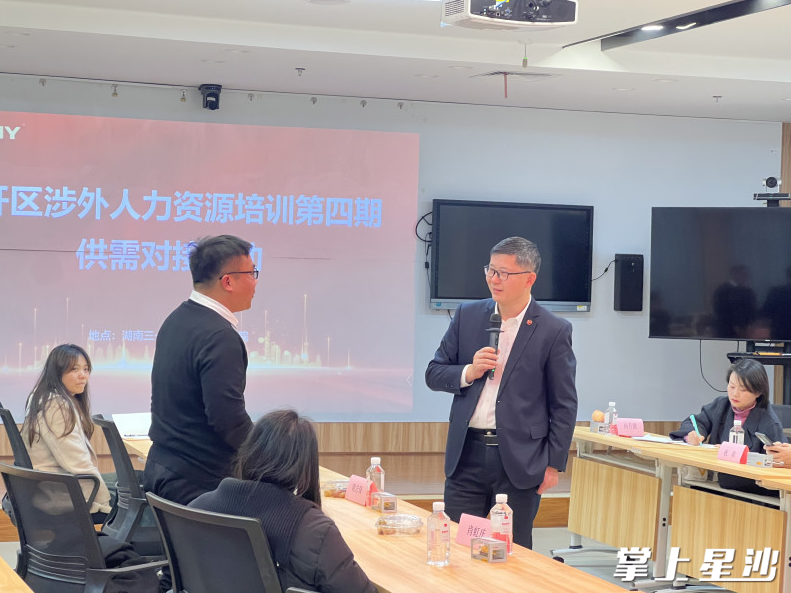 培训现场，主讲人与受训者正在互动。