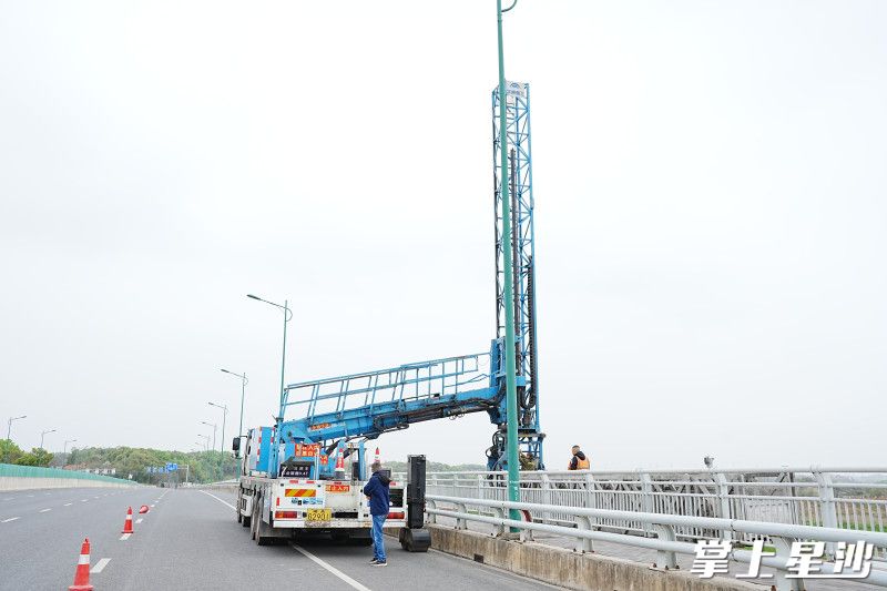 工作人员正操作桥梁检测车对桥梁进行细致检查。均为杨欣雨 摄