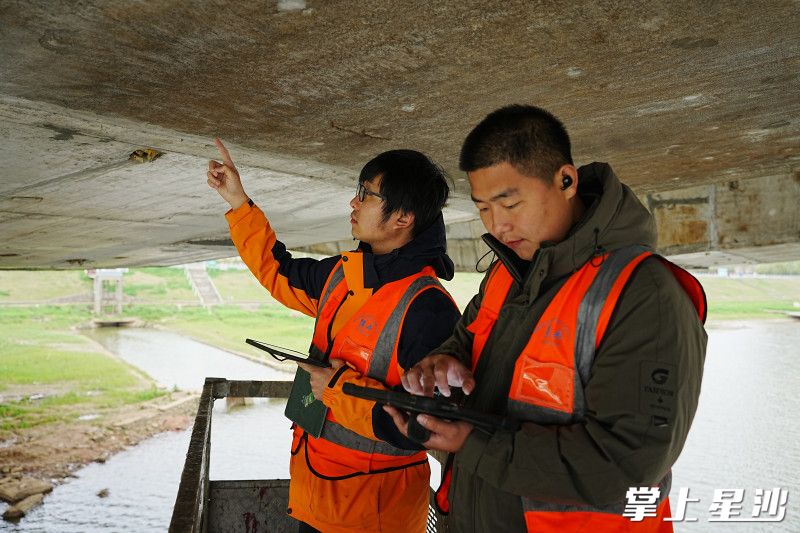 检测技术人员手持平板电脑,实时记录检测情况。