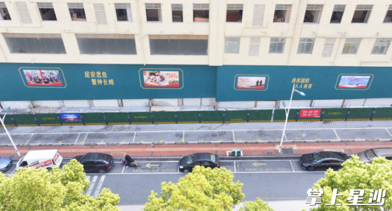 龙喜路大楼外立面已全面翻新，临街立面增设国防教育主题喷绘。