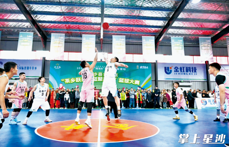 3月15日，“村BA”的首场比赛上，球员们个个精神抖擞，奋力拼搏，精彩场面层出不穷，赢得现场观众阵阵掌声和喝彩声。金井镇供图