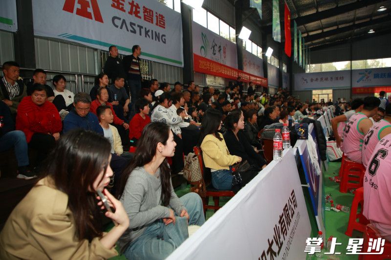 “村BA”现场人潮涌动，热闹非凡。金井镇供图