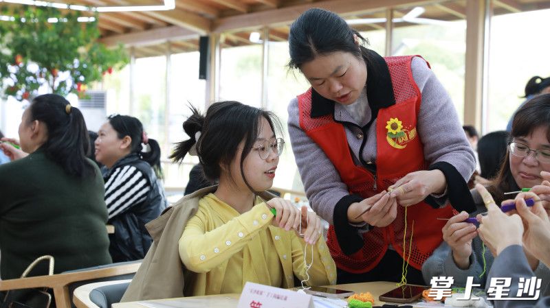 长沙县妇联“星沙姐姐”手工钩编技能培训在福临镇福临驿站举办。图为培训现场。李丹 摄