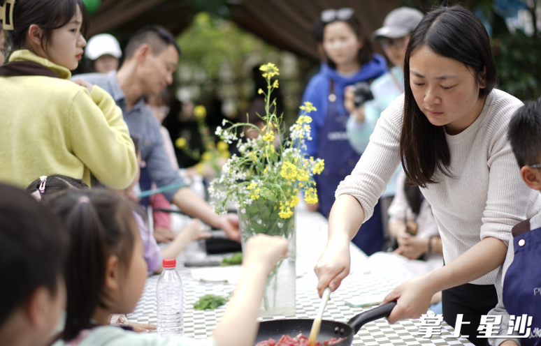 游客在半山坡生态农场体验制作美食。 游客在半山坡生态农场体验制作美食。