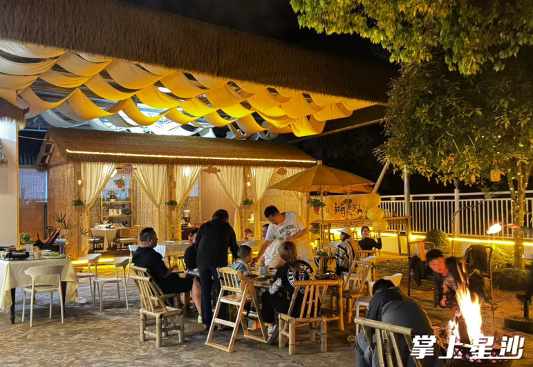 猫鱼森活小院,夜晚游客体验篝火晚会。 猫鱼森活小院,夜晚游客体验篝火晚会。